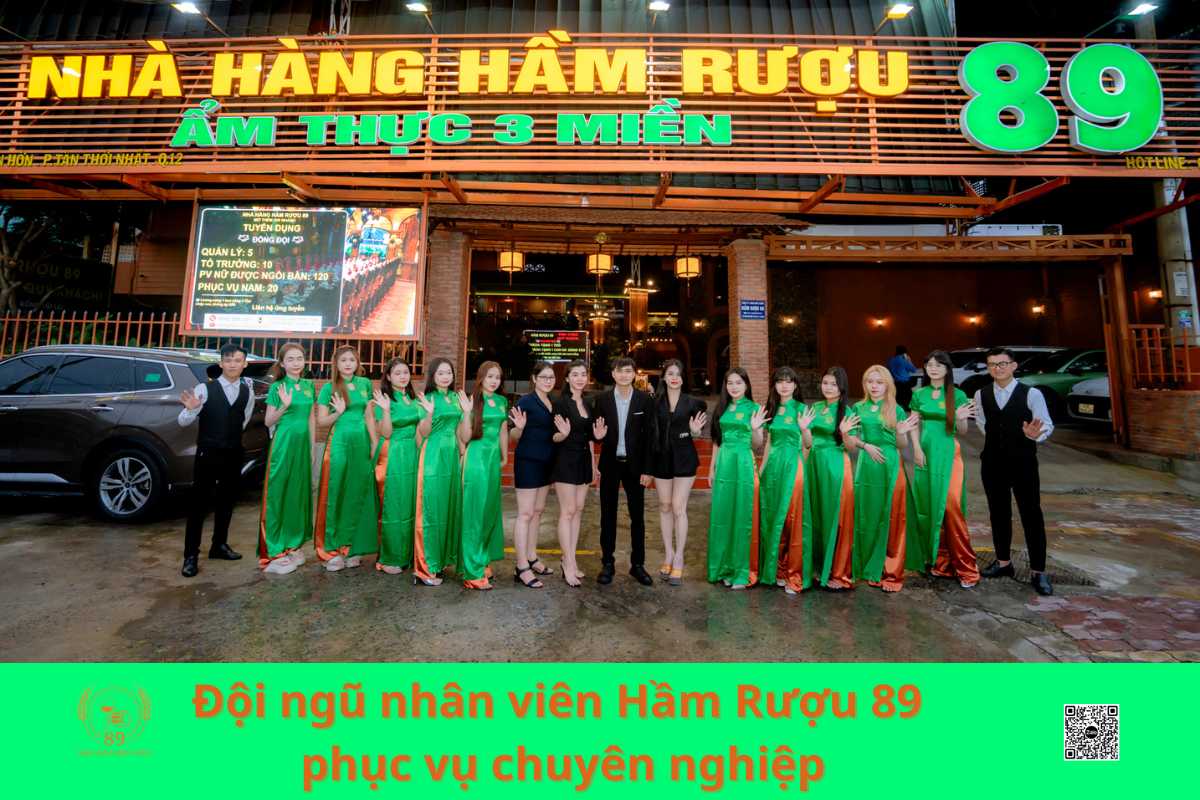 Đội ngũ nhân viên Hầm Rượu 89 phục vụ chuyên nghiệp